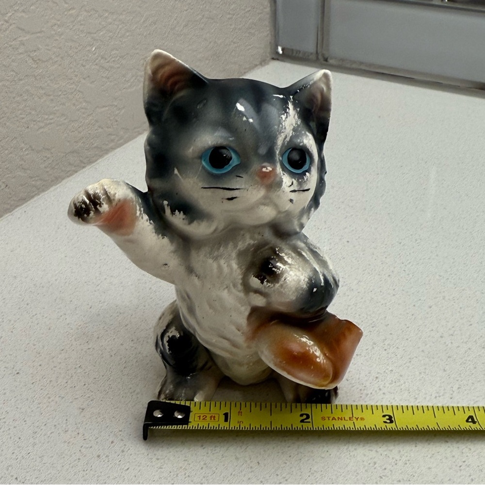 Vintage Cat Kitten Figurine Waving Holding a Shoe 1940s 1950s Made in Japan - Picture 7 of 8